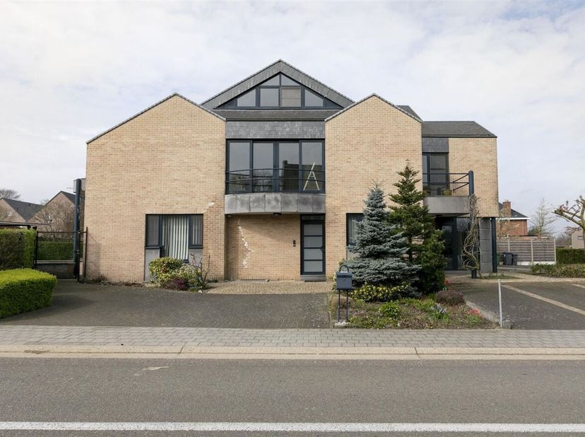 Opbrengsteigendom bestaande uit handelszaak met twee appartementen op 14a32ca.<br />
Ligging: Op een drukke verbindingsweg nabij het centrum van Zitta