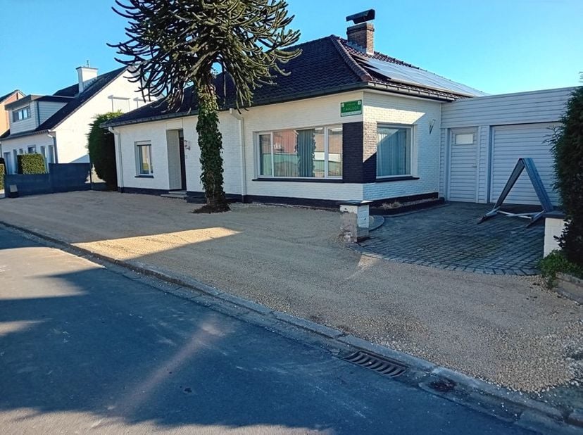 Instapklare, volledig gerenoveerde bungalow met 3 slaapkamers<br />
Bent u op zoek naar een instapklare woning waar comfort en &amp;nbsp;rust hand in hand