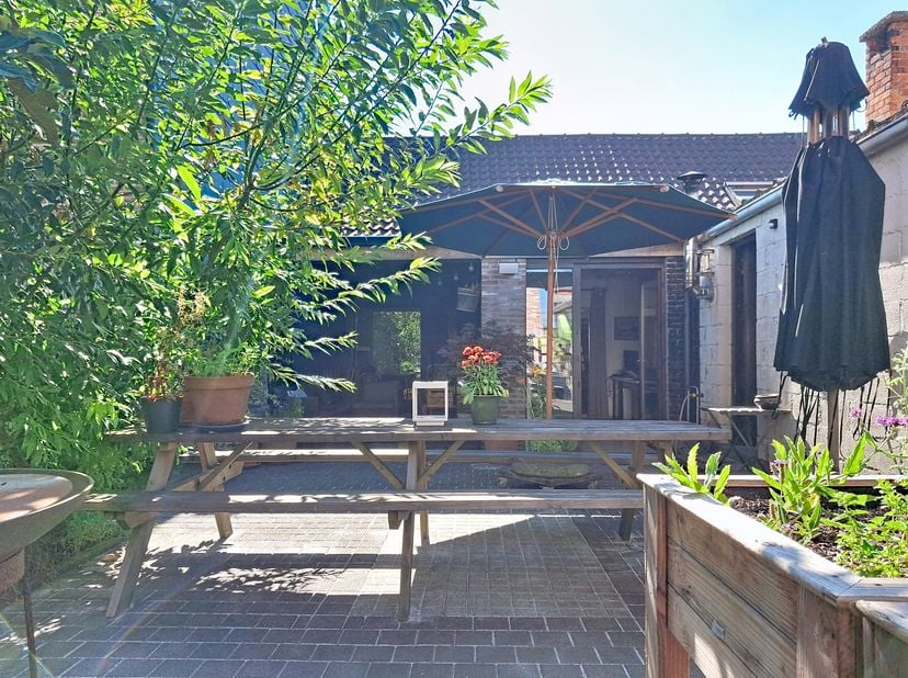 Laissez-vous séduire par cette charmante maison pleine de charme, offrant des espaces de vie agréables, lumineux et fonctionnels.<br />
Dès l'entrée,