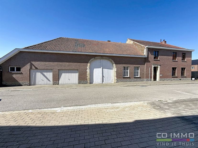Bekijk de virtuele tour van deze hoeve op de website van Co Immo.<br />
Karaktervolle vierkantshoeve met binnenkoer en tuin is gelegen te Tienen, Past