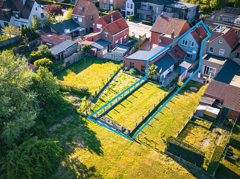 Halfopen bebouwing op 227 m² met :<br />
Gelijkvloers:<br />
- inkom<br />
- leefruimte in 2 delen<br />
- keuken<br />
- badkamer<br />
Verdiep:<br /