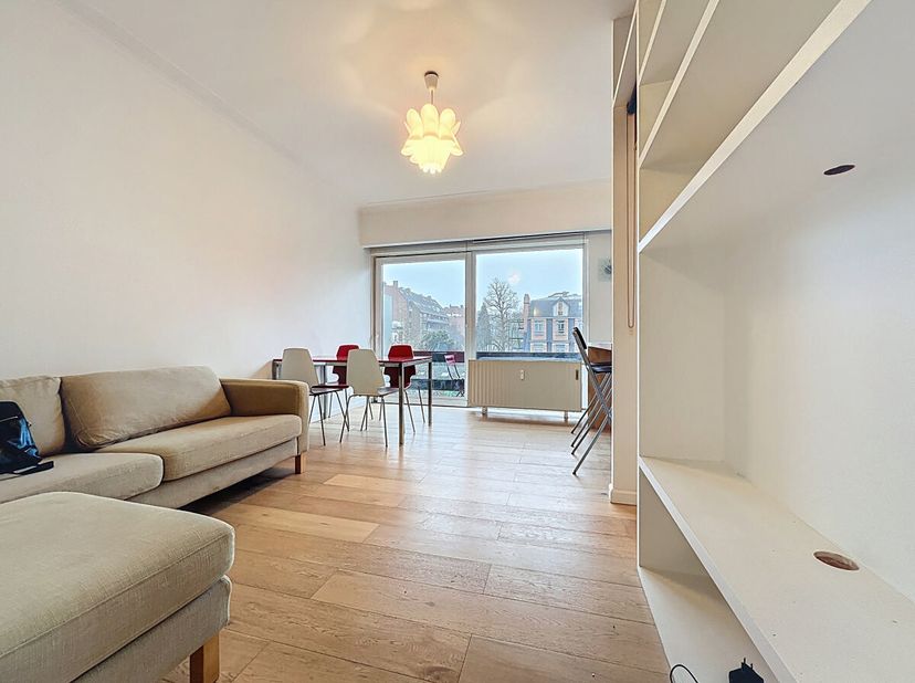 Face au Bois de la Cambre, à deux pas des commerces, des transports en commun et de toutes les facilités, découvrez cet agréable studio de ±40 m² situ