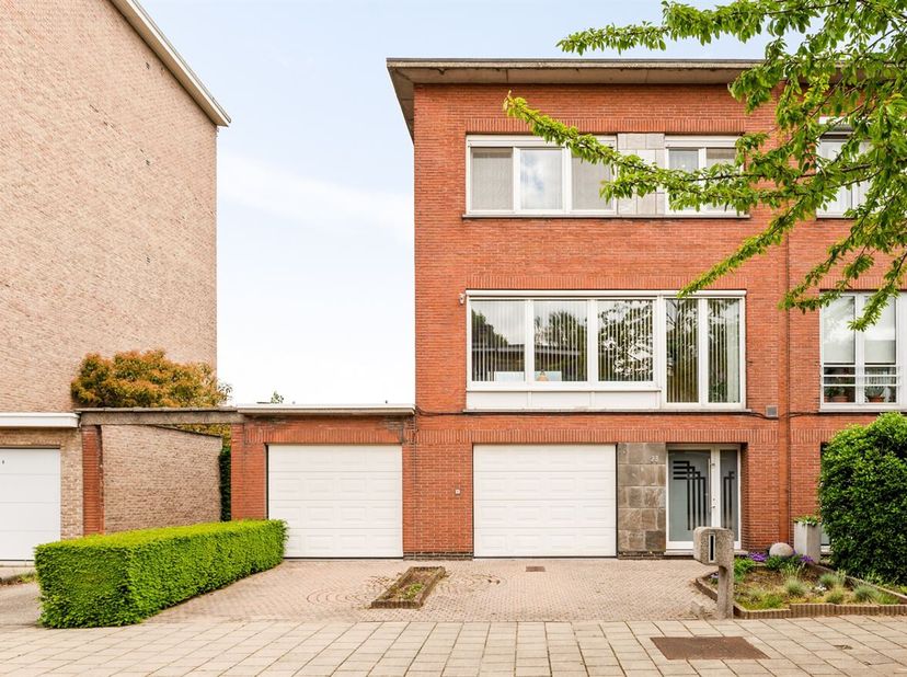 Ligging:<br />
Deze charmante woning is gelegen in een rustige woonstraat met een uitstekende bereikbaarheid en een Mobiscore van 9,1/10. Supermarkten