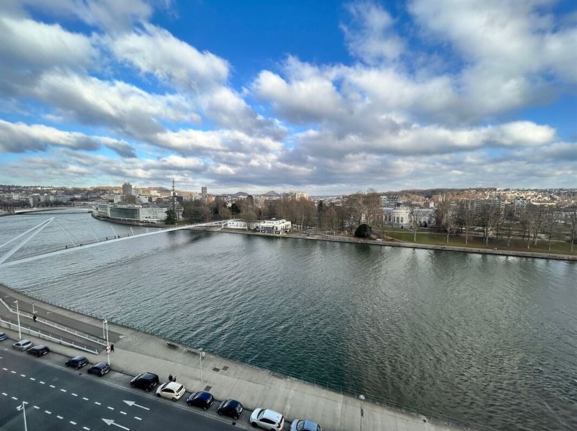 Situé sur l'agréable et très prisé Quai de Rome, à proximité directe de la belle Liégeoise et de l'accès au Parc de la Boverie, ce superbe appartement