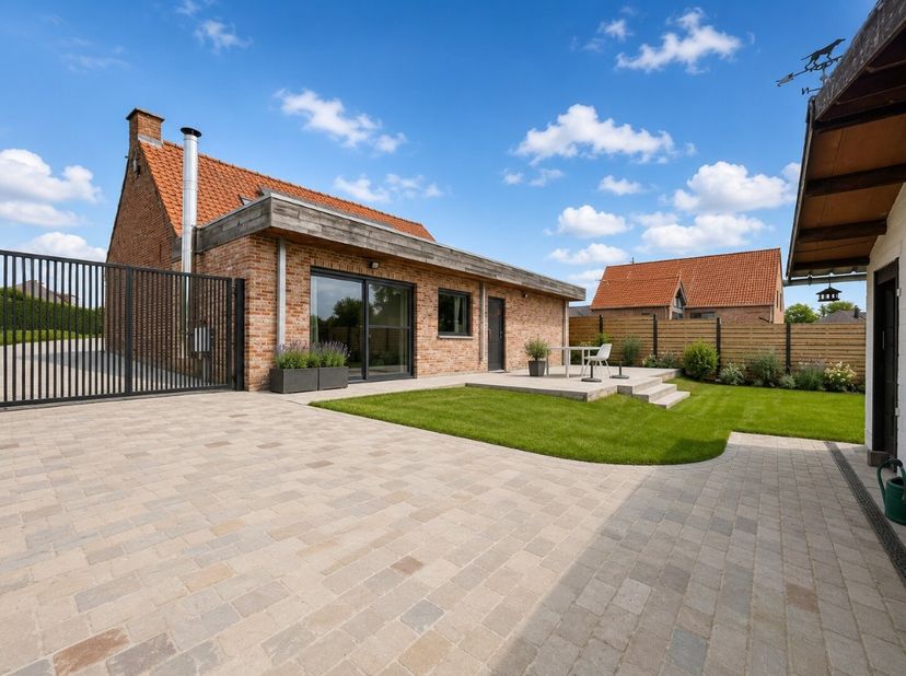 Gelegen in een rustige en groene omgeving in Passendale, nabij Tyne Cot Cemetery, biedt deze charmante woning een ideale combinatie van ruimte, comfor