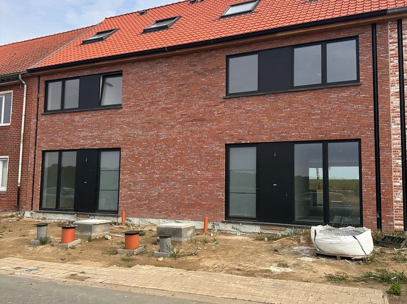 Prachtige nieuwbouwwoning te huur op rustige ligging te Poperinge. De woning is voorzien van zonnepanelen, airco, waterverzachter en regenwater. Indel