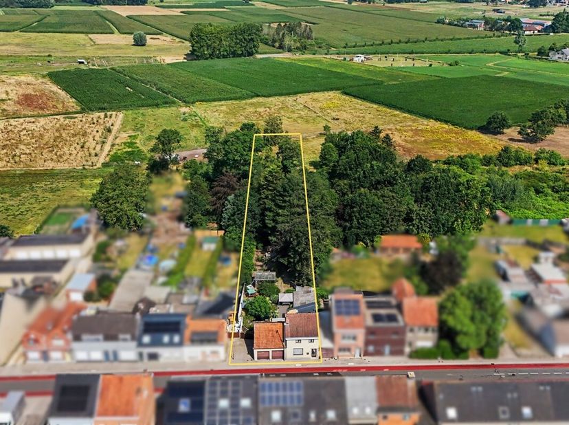 Ontdek deze charmante halfopen bebouwing boordevol potentieel, gelegen op een locatie nabij centrum Stekene. Deze goed onderhouden woning werd doorhee