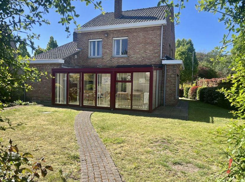 Maison individuelle de construction solide sur un terrain de 615 m2.<br />
Cette propriété comprend un hall d'entrée, un séjour lumineux avec coin rep