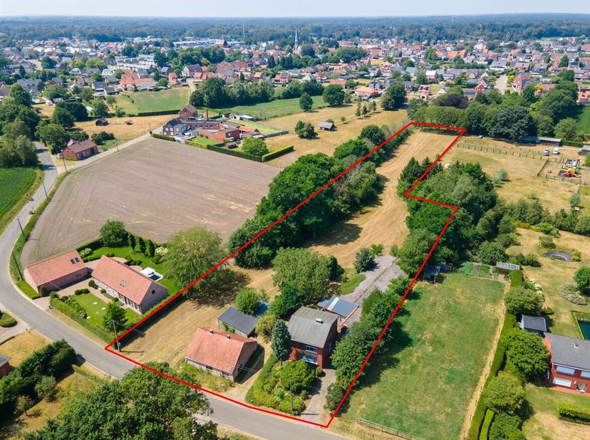 Te renoveren woning met 3 slaapkamers op 10.080m²<br />
Momenteel betreft het een landbouwwoning. Mits een functiewijziging kan deze mogelijk worden o