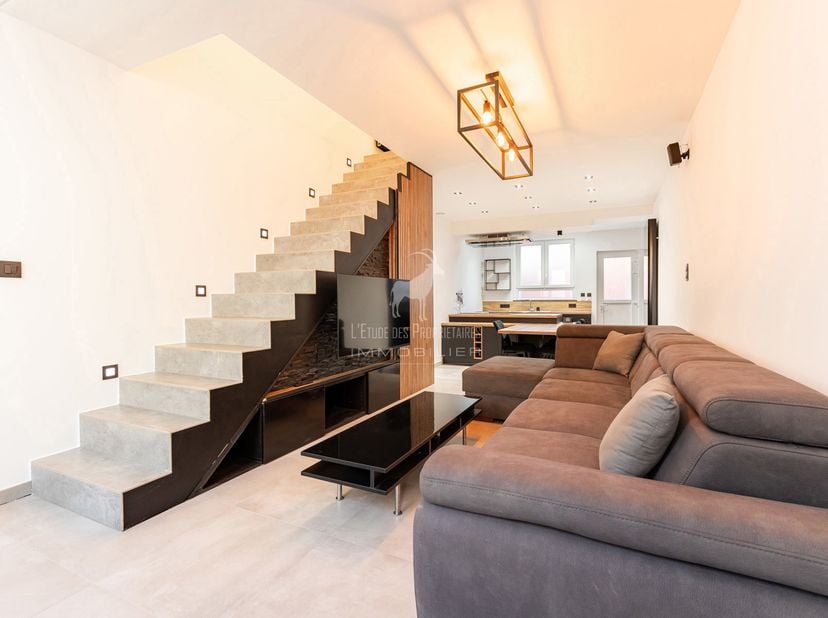 Bureau Referentie: V7130-012<br />
VIRTUELE RONDLEIDING: https://immo360.immo-facile.com/vtour/fr/6veo9s<br />
Ontdek deze prachtige woning gelegen in