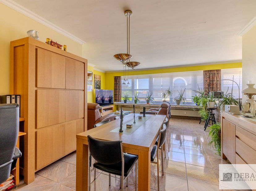 Ruim appartement met 2 slpk, garage en EPC C in hartje Niel! <br />
Bent u op zoek naar een ruim appartement dat u volledig naar eigen smaak kunt inri