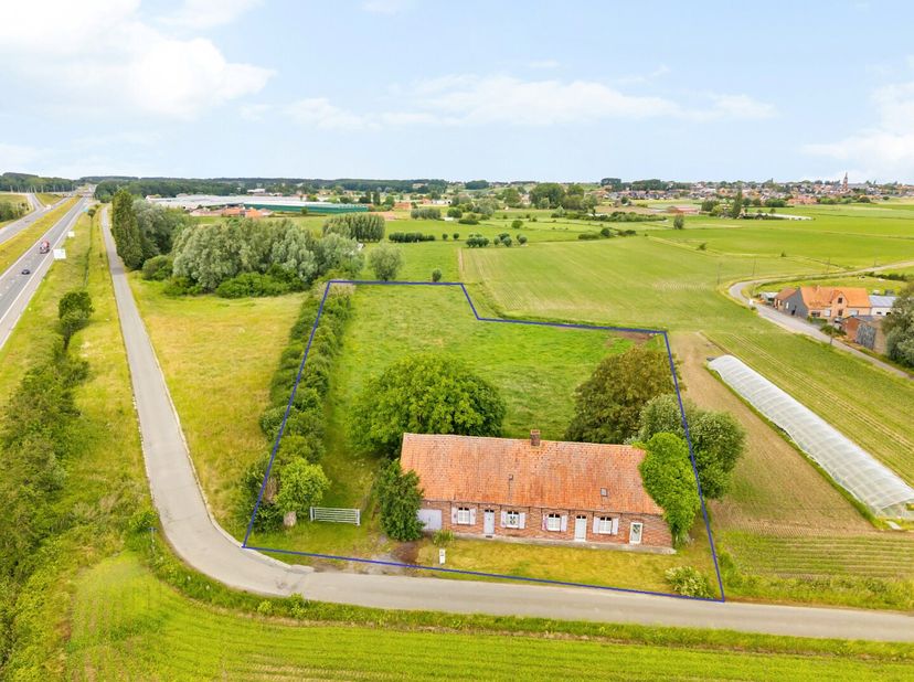 - Landelijke ligging met vlotte verbinding A19: Oude Hondstraat 18 Beselare<br />
- Perceel van ca. 7.000 m²<br />
- Charmante, karaktervolle woning,