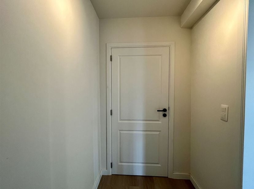 Volledig gerenoveerd duplex appartement in het centrum van Wechelderzande. <br />
<br />
Ligging: Dit volledig gerenoveerde duplexappartement is rus