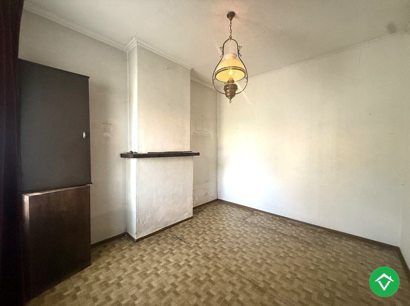 Centraal gelegen te renoveren woning in de dorpskern van Houthulst, dit kortbij alle voorzieningen: de Markt, winkels, het Vrijbos en nog veel meer...