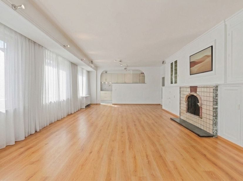 Te koop: hoekappartement in het hartje van Oostende, op slechts 100 meter wandelen van de Zeedijk. Dit appartement ligt in de Langestraat, midden in h