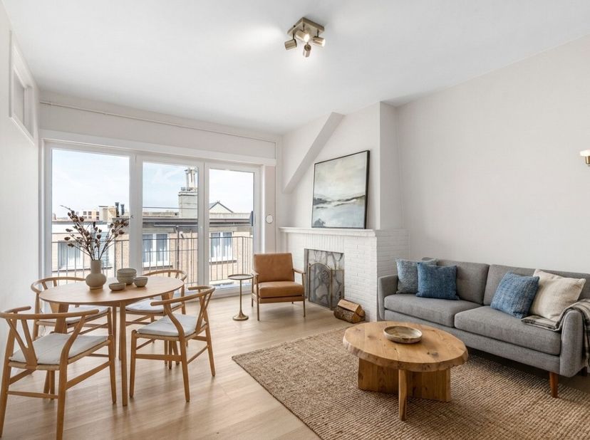 Te koop: verzorgd gesloten appartement in Oostende, centraal gelegen in de Vrijheidstraat, op korte afstand van winkels en openbaar vervoer. Dit appar