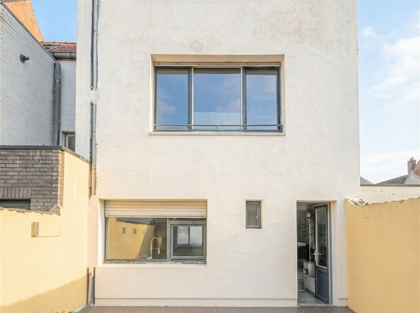 In de Zuidstraat in Bredene bevindt zich deze  gerenoveerde en instapklare woning met vier grote slaapkamers. Dankzij de gunstige ligging, vlakbij het