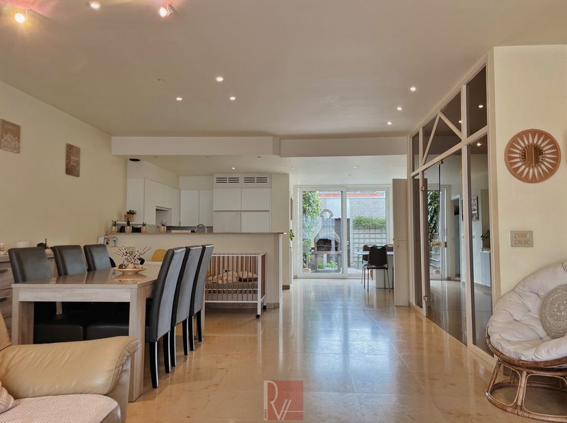 Lichtrijk gelijkvloers appartement met tuin en garage in Tielt (Meulebeke)!<br />
<br />
Dit instapklare gelijkvloers appartement combineert comfort,