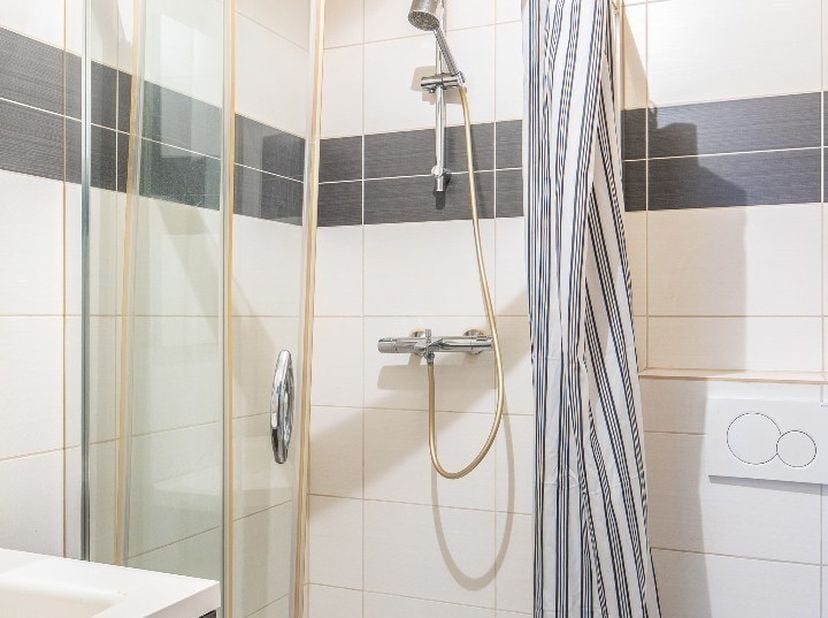 Deze compacte gelijkvloers appartement  is gelegen op wandelafstand van het historisch centrum van Gent, vlak bij de Leie en biedt een praktische inde