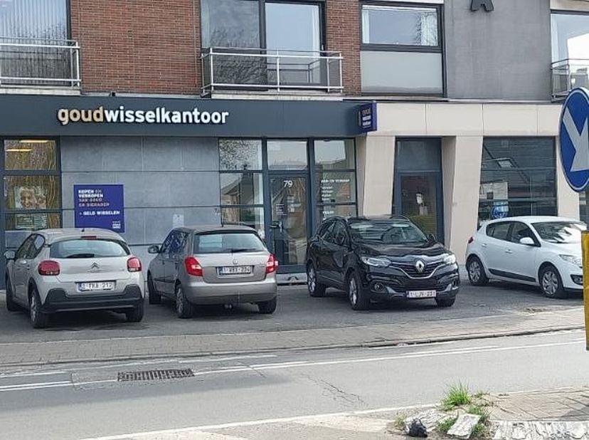 Centraal gelegen appartement - Oude Veurnestraat 81/2B - 8900 IEPER <br />
Indeling : inkom en apart toilet - open lichtrijke leefruimte met terras -