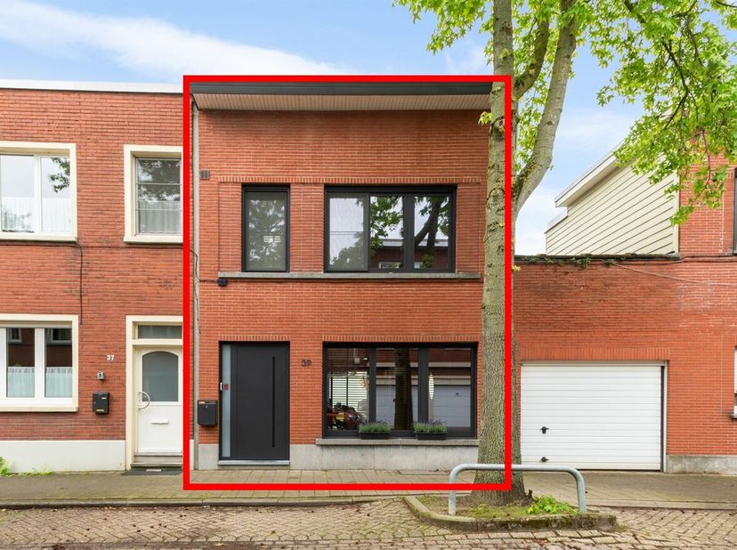 Ligging: <br />
Deze karaktervolle woning bevindt zich in de Knyffstraat in Deurne-Zuid. Hier woon je in de nabijheid van scholen, winkels en openbaar
