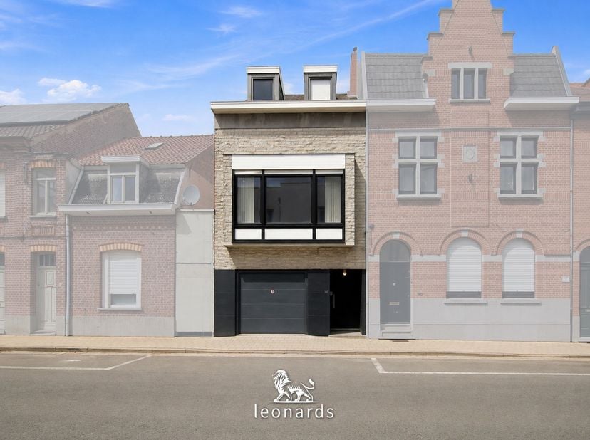 Deze bel-etagewoning is gelegen in de Hoogstraat in Deerlijk en geniet van een centrale ligging, vlak bij scholen, winkels en belangrijke invalswegen.