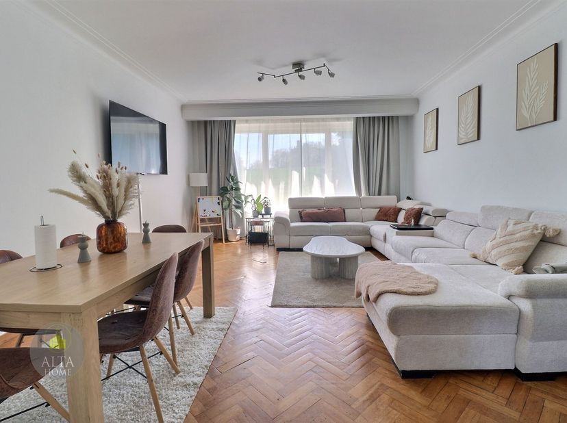 FAIRE OFFRE A PARTIR DE 255.000€<br />
Superbe appartement 2 chambres de +/- 98m² (PEB), situé au 2ème étage d'une petite copropriété avec ascenseur