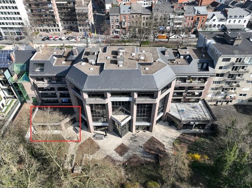 Aan het levendige Leopoldplein, op de Hasseltse Kleine Ring, bevindt zich dit klasse volle commercieel gelijkvloers dat de zeldzame combinatie biedt v