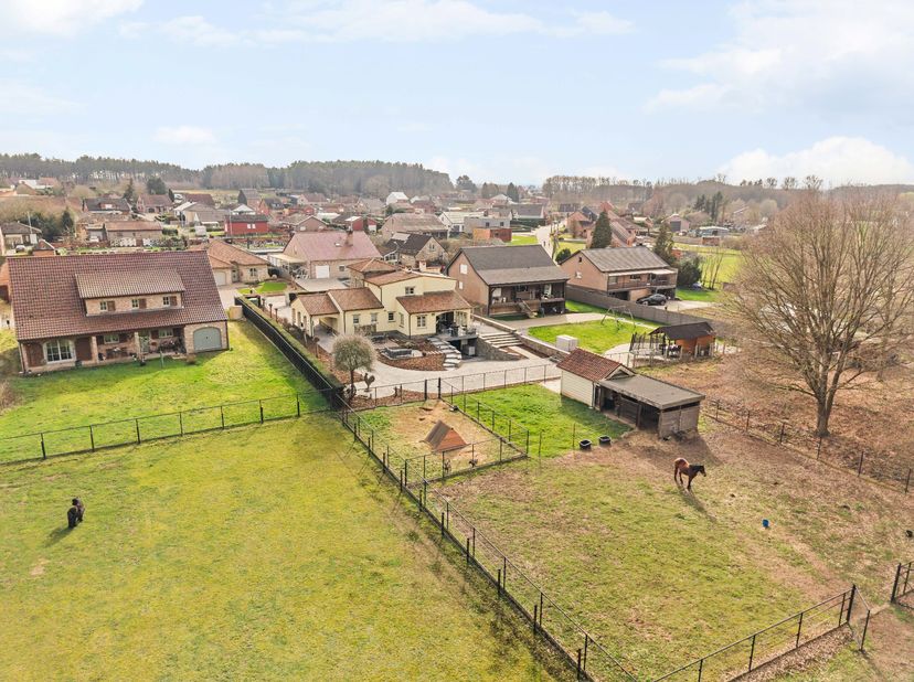 Droomt u van rustig wonen in het groen met ruimte voor paarden of andere hobby’s? Deze charmante Mediterrane villa, gelegen in een kleinschalige en ru