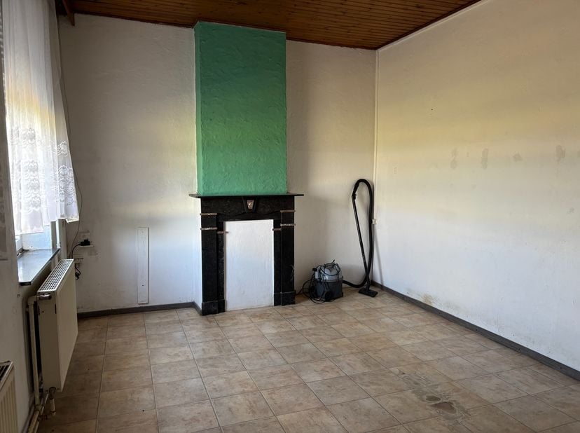 Volledig te strippen woning in Riemst.&amp;nbsp;<br />
<br />
Woning met 3 slaapkamers in een rustige doodlopende straat. Grote zolder om eventueel 4e sla