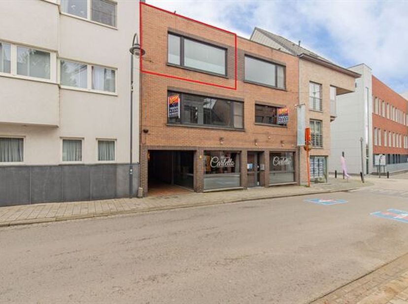 LUMINEUS APPARTEMENT 79M² MET 2 SLAAPKAMERS.<br />
 Ligging op de 2de verdieping van een kleinschalige residentie in hartje Bornem met vlotte bereikba