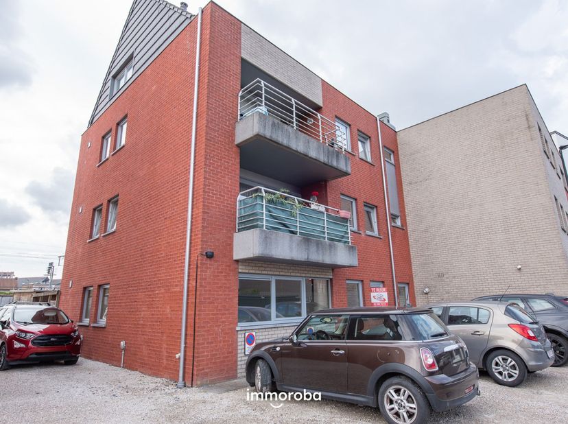 Lichtrijk appartement met inkom, toilet, 2 slaapkamers, badkamer (met ligbad en douche), ruime living, open keuken &amp; berging. <br />
<br />
Ruim terra