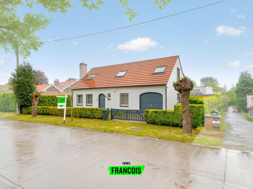 In de rustige Heidelaan 101 in De Haan  Vosseslag vinden we deze fantastische instapklare woning terug op een prachtig perceel van maar liefst 571 m².