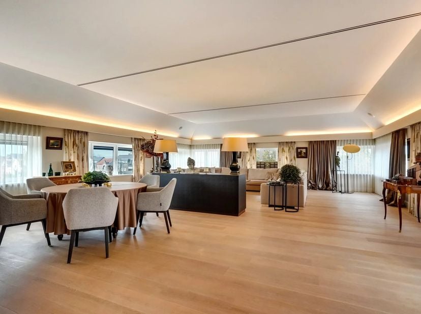 In het historisch centrum van Tongeren, op slechts 200 meter van de Grote Markt, bieden wij dit uitzonderlijk penthouse in een rustige residentie te k