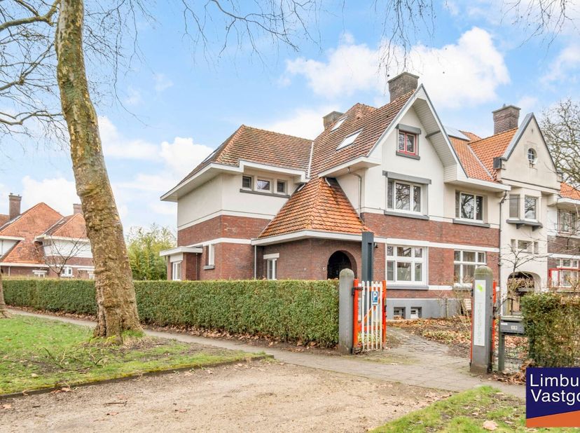 Rustig gelegen eengezinswoning momenteel volledig ingerichte groepspraktijk.<br />
Het gebouw betreft een halfopen, karaktervolle voormalige ingenieur