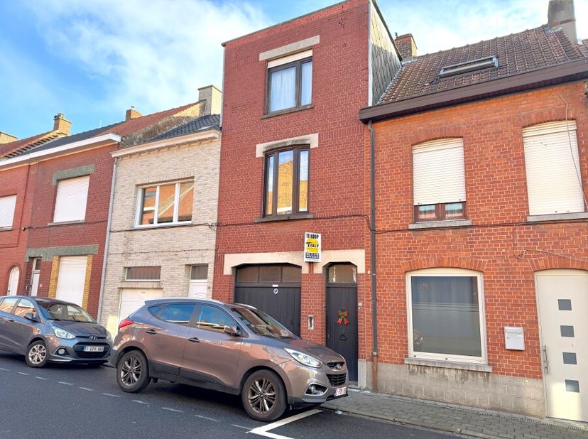 Cette maison récemment rénovée à vendre vous accueille avec un hall d'entrée qui mène à un salon spacieux et lumineux. La maison dispose d'une cuisine