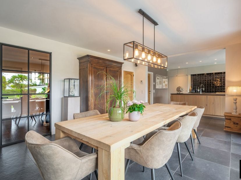 Deze alleenstaande villa, gelegen op een perceel van ca. 914 m², bevindt zich in een rustige, residentiële woonwijk op korte afstand van zowel het cen