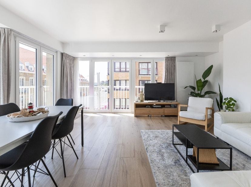 Te koop: Prachtig hoekappartement met zijdelings zeezicht Prachtig gerenoveerd hoekappartement met een uitstekende lichtinval dankzij de gunstige ligg