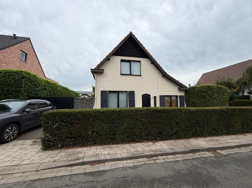 Rustig gelegen open woning met 3 slaapkamers en prachtige tuin! <br />
Indeling: inkomhal; gezelllige woonkamer; keuken; trap naar een droge kelder; t