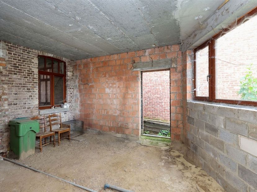 Te renoveren charmante gezinswoning met 4 slaapkamers op een knap perceel van 6a 43ca<br />
<br />
Omgeving:<br />
+ Rustig doch centraal gelegen i