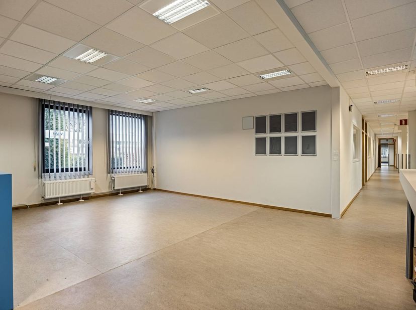 Cet immeuble de bureaux/commercial idéalement situé sur l'Omleiding nord-est de Saint-Trond offre une opportunité unique aux entrepreneurs. Situé dans