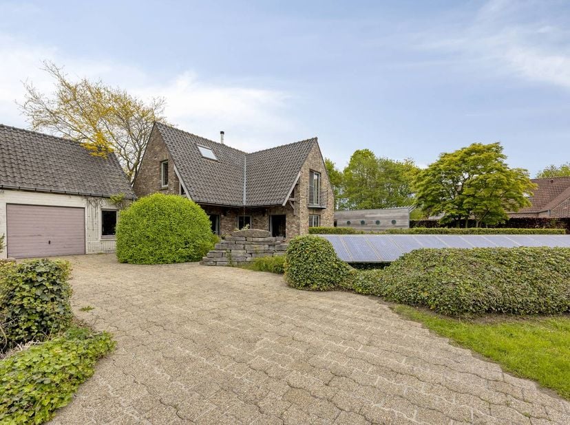 Cette villa avec annexe est à vendre sur un terrain exceptionnel de 4012m² au milieu de la zone agricole paysagée de Moerkerke (Damme). Cette maison i