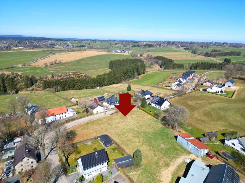 Ce terrain à bâtir attrayant d'une superficie généreuse de 2300 m² vous offre une excellente base pour réaliser vos rêves d'habitat individuel. Il est