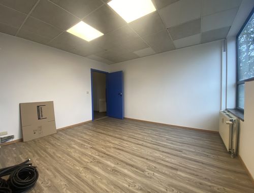                                         Bureaux à louer à Wavre, € 350
