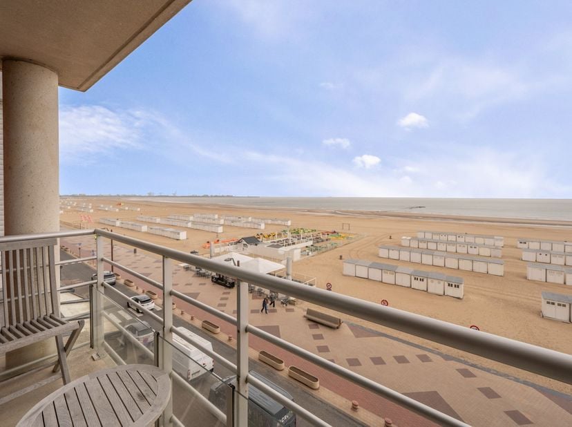 Dit appartement kan ook via een vennootschap gehuurd worden !<br />
<br />
Frontaal zeezicht in een standingvolle residentie "Digue".&amp;nbsp;<br />
Inde