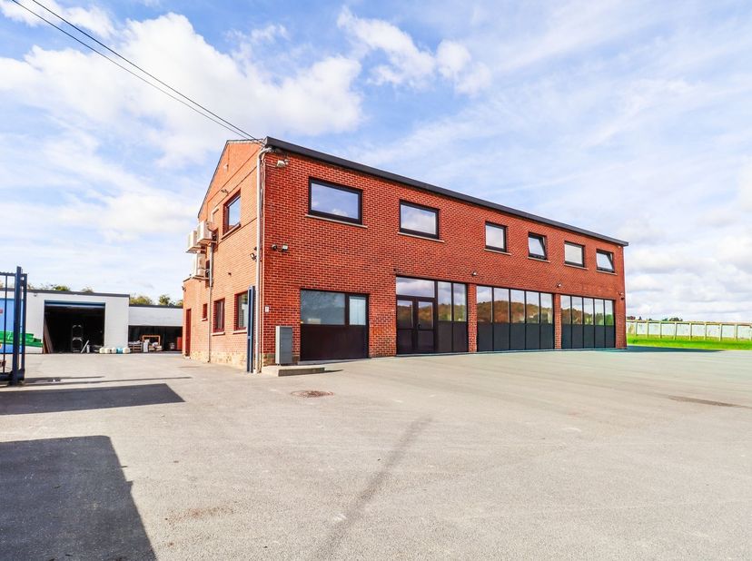 Maison à vendre à ,
                    5670 Nismes