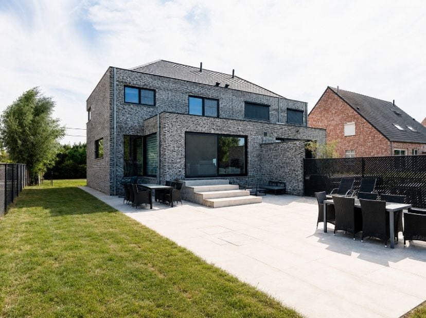 Op zoek naar een recente, instapklare woning waar ruimte, comfort en energiezuinigheid centraal staan? Dan is deze stijlvolle gezinswoning uit 2022 ze