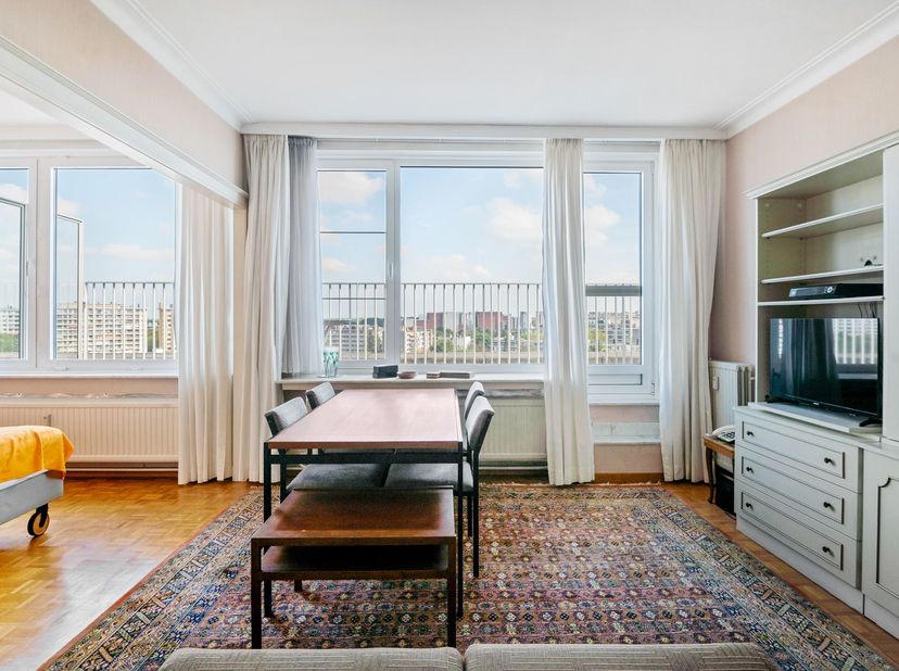 Locatie: Dit studio-appartement is gelegen in een uitstekend onderhouden gebouw op zeer centrale locatie te Berchem. Verschillende scholen, buurtwinke