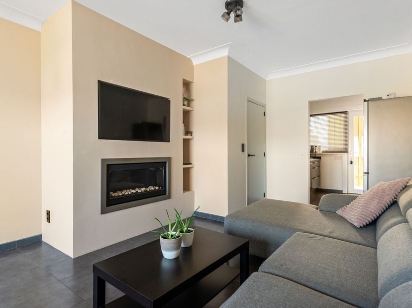 Instapklaar GLV appartement in Wijnegem !<br />
<br />
Ligging:<br />
<br />
Dit aangename gelijkvloers appartement is centraal gelegen in Wijnege