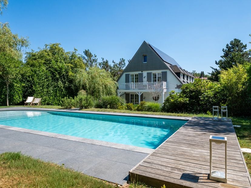 SINT-GENESIUS-RODE, wijk Grote Espinette. Prachtige gemeubelde VILLA (5 slpk/2 badk/1 dchk) van ±414 m² (volgens EPC) met zwembad, gelegen in een rust
